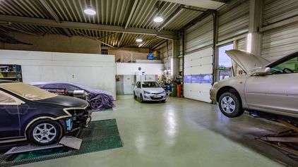 Werkstatt mit Autos