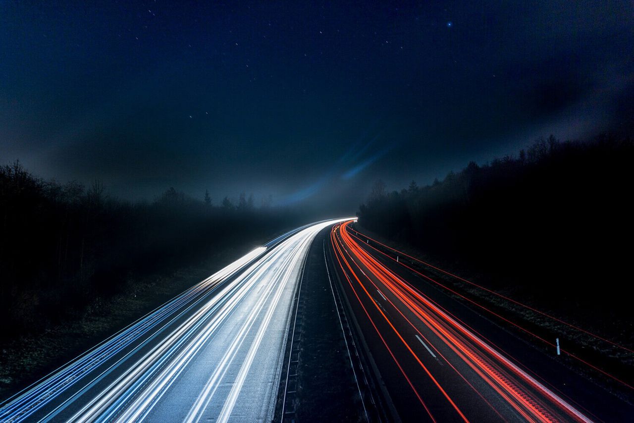 Fahrzeuglichter auf einer Schnellstraße bei Nacht