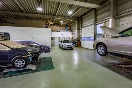 Werkstatt mit Autos