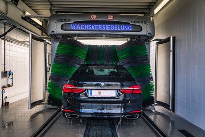 PKW in einer Waschstraße gewachst