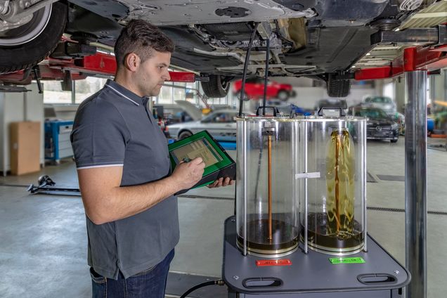 Techniker spült das Getriebe eines Fahrzeuges