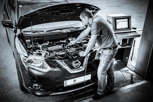 Mann inspiziert Motor