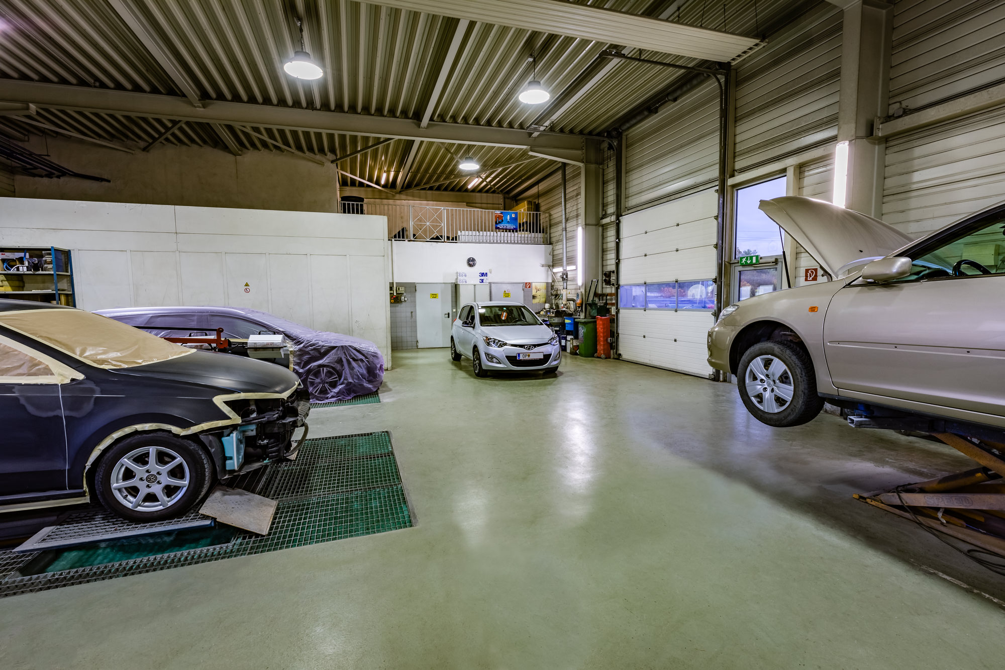 Werkstatt mit Autos