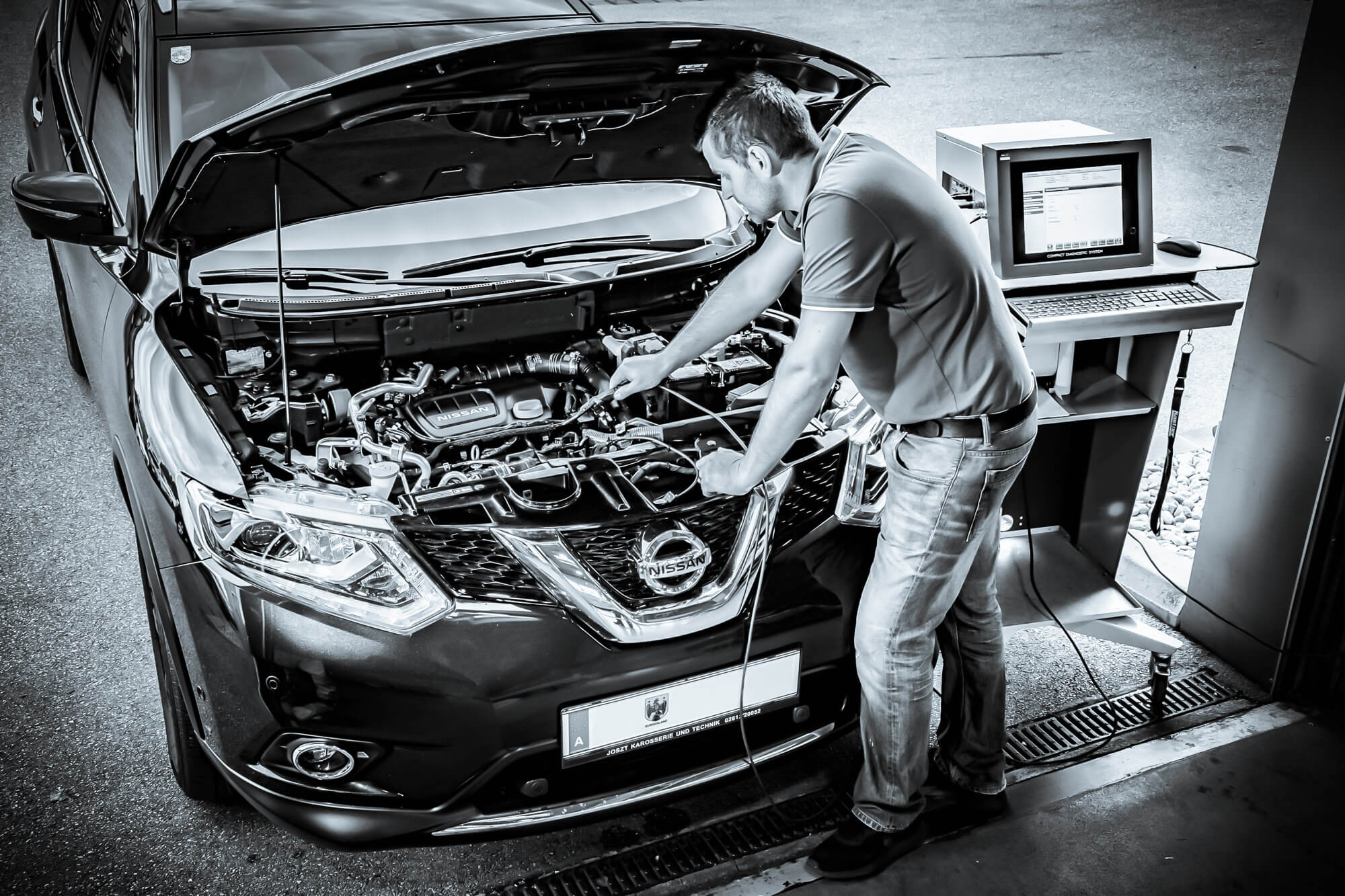 Mann inspiziert Motor